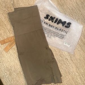 Skims SOFT SMOOTHING SHORT in ARMY GREEN size XS